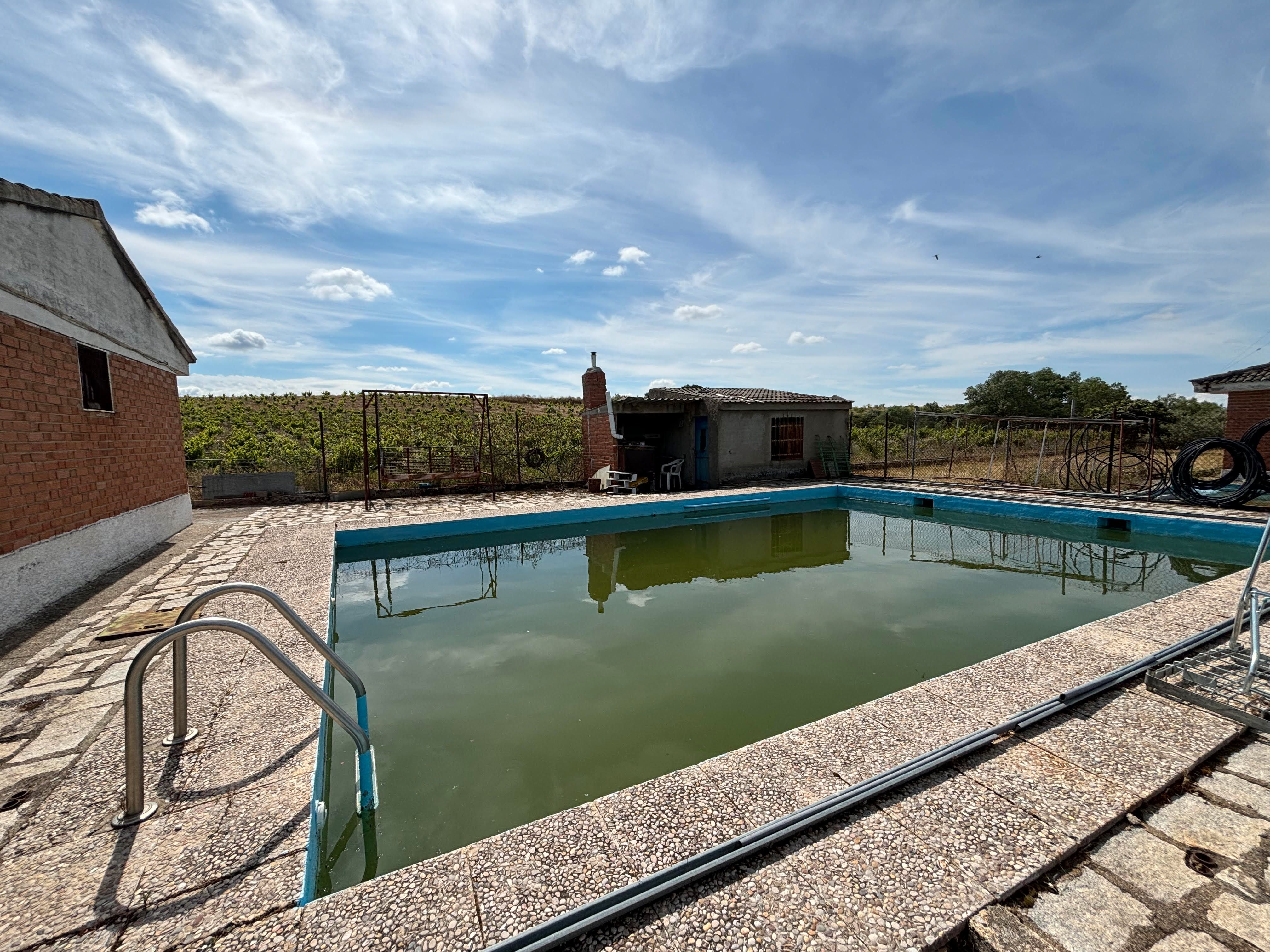 Schwimmbecken von Country house zum verkauf in Villa del Prado mit Klimaanlage, Heizung und Möbliert