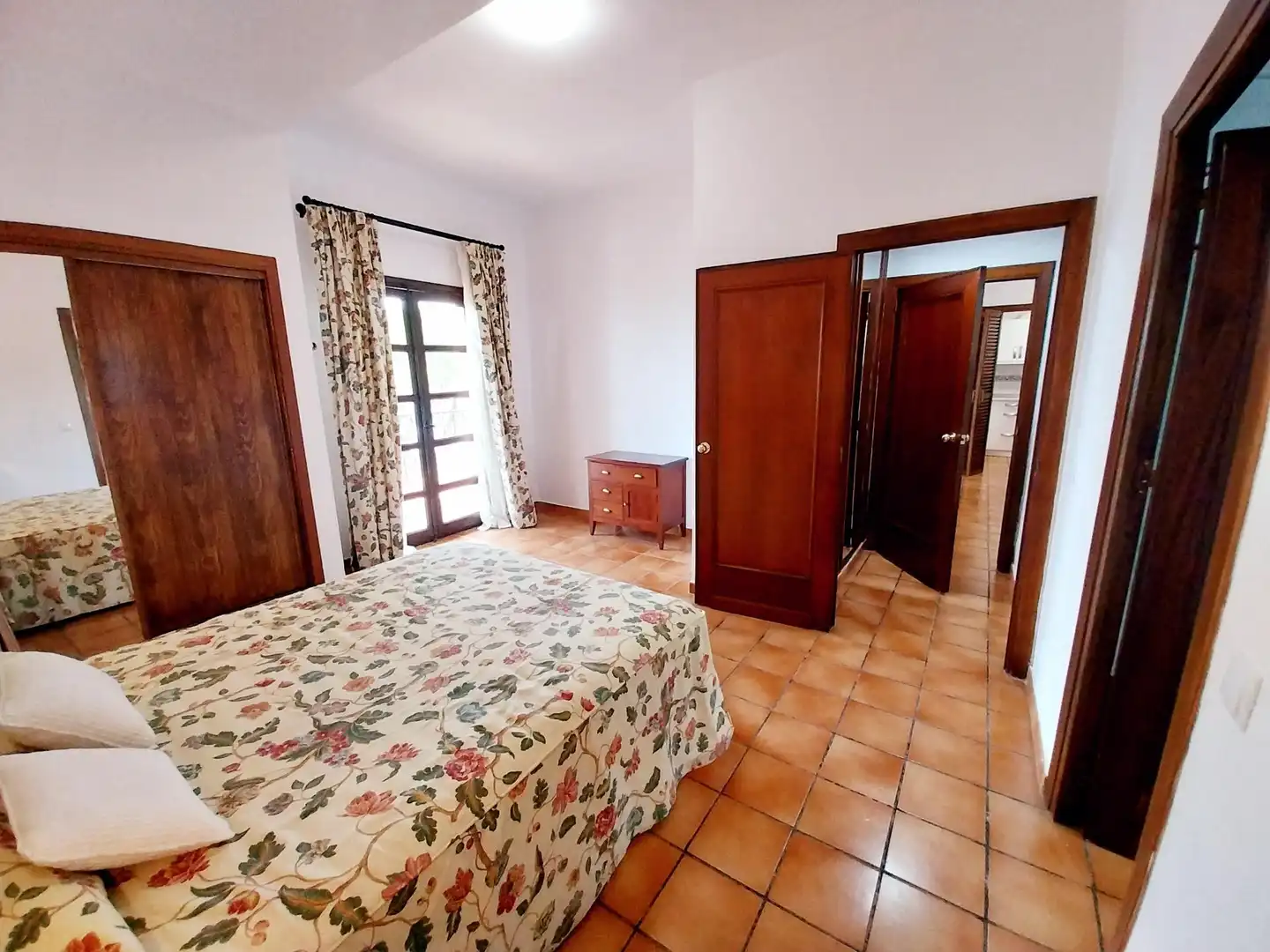 Dormitori de Apartament de lloguer en Mijas amb Jardí privat, Terrassa i Balcó
