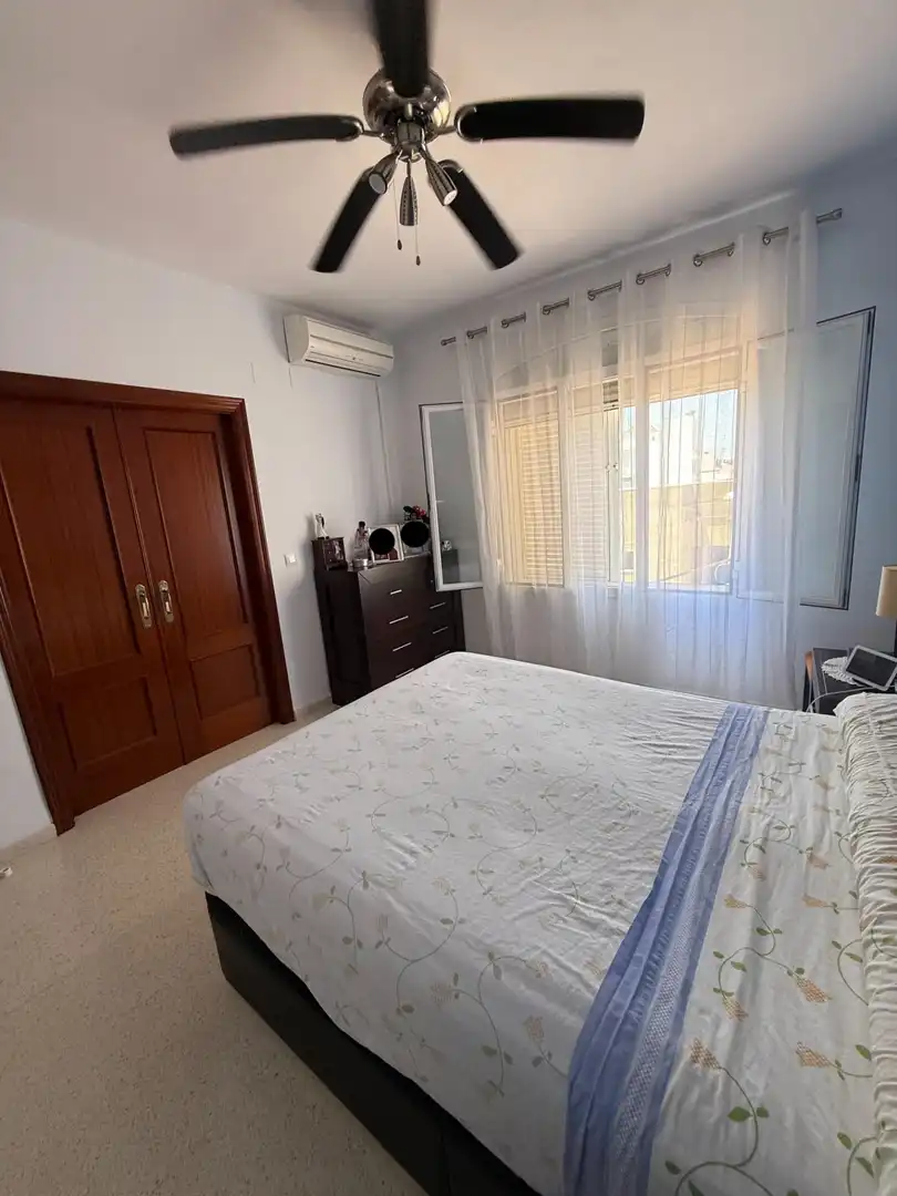 Dormitori de Casa adosada en venda en Bollullos de la Mitación amb Jardí privat