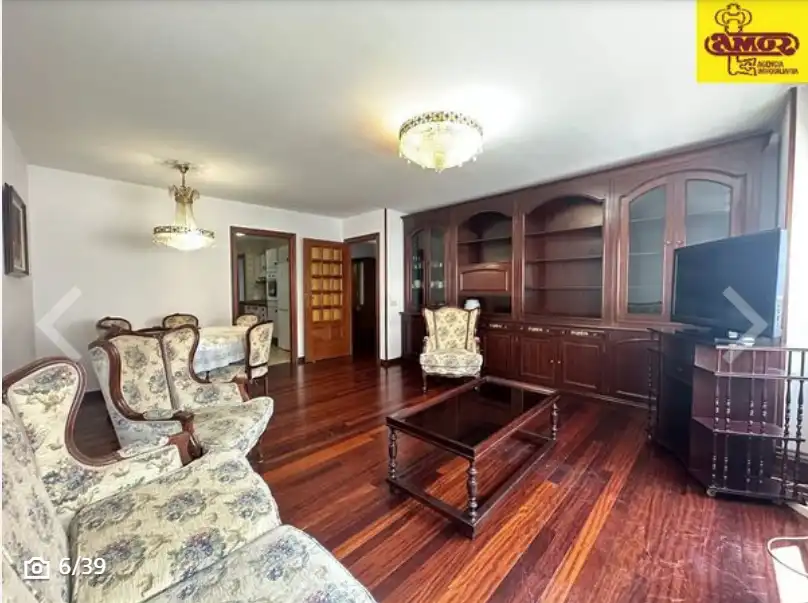 Sala d'estar de Pis en venda en Santiago de Compostela  amb Calefacció, Forn i Rentadora