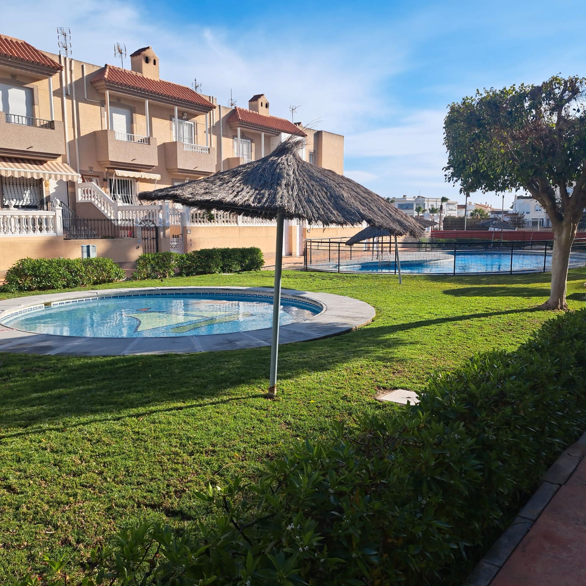 Piscina de Casa adosada en venda en  Almería Capital amb Aire condicionat, Traster i Piscina comunitària