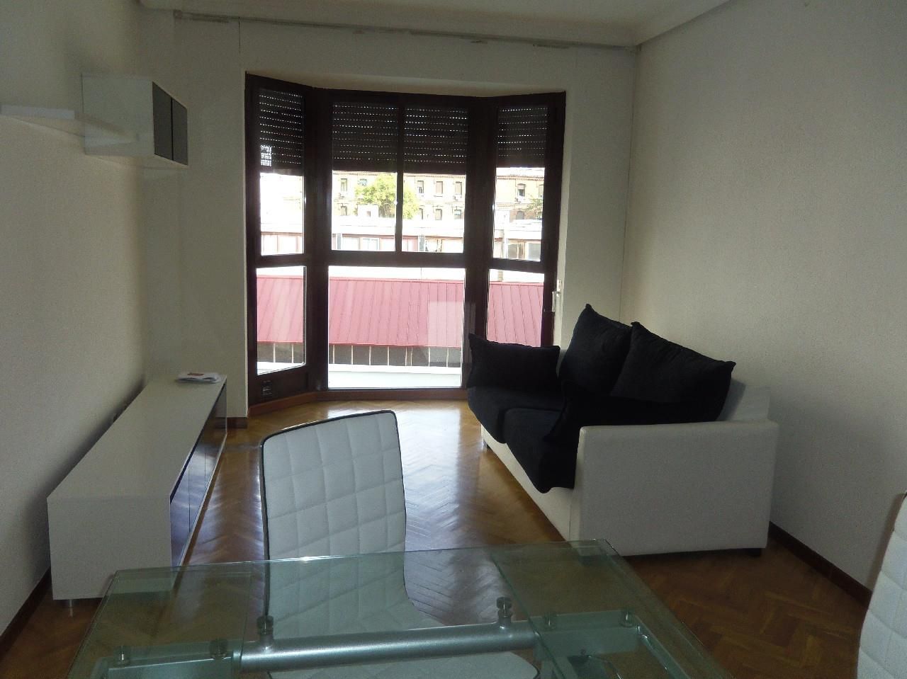 Living room of Flat to rent in  Madrid Capital  with Air Conditioner, Heating and Parquet flooring