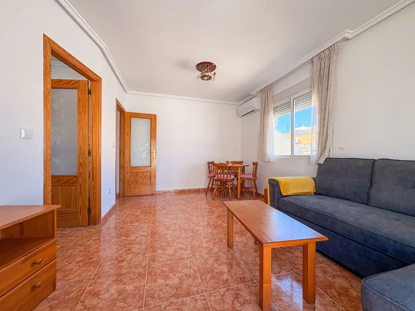 Sala d'estar de Àtic de lloguer en Torrevieja amb Aire condicionat, Calefacció i Terrassa