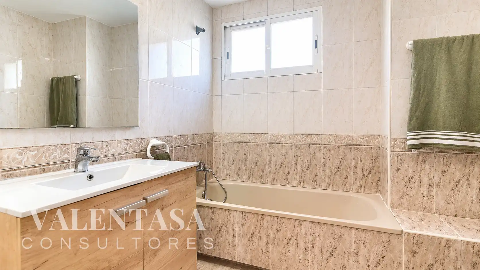 Bathroom of Houses for sale in L'Eliana  with Air Conditioner, Heating and Private garden