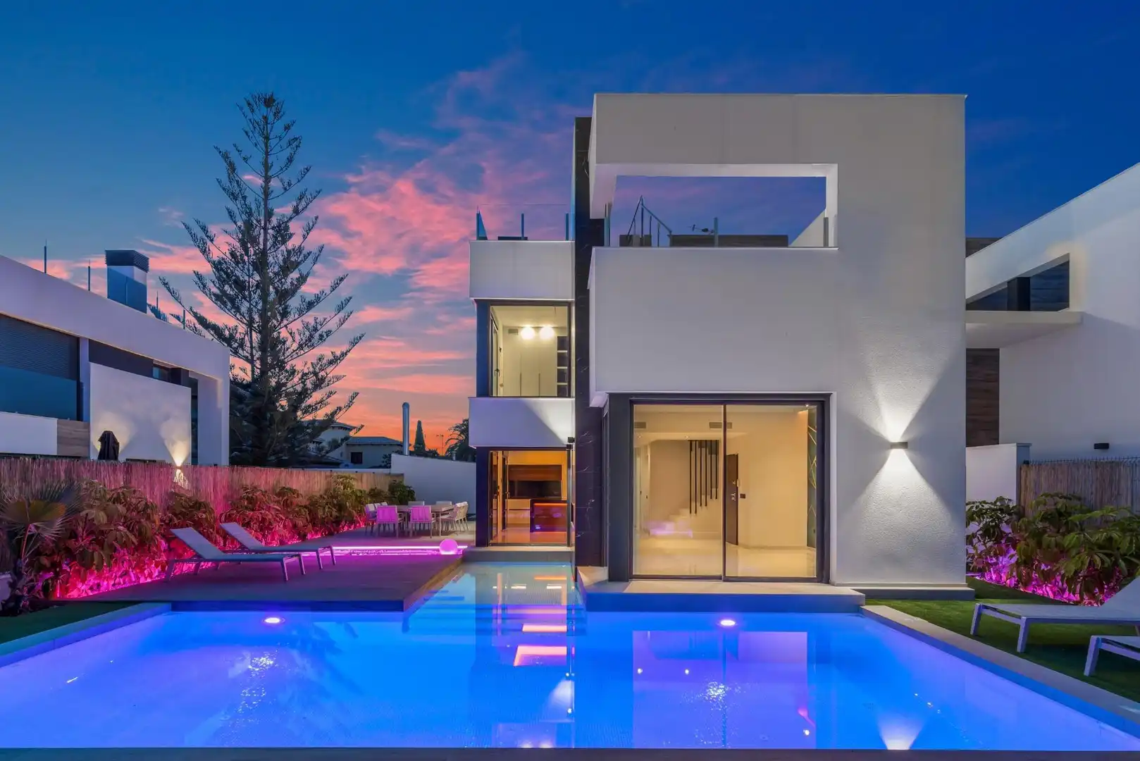 Villa con piscina in vendita a Zona Carrefour - Urbanizaciones, imagen 2