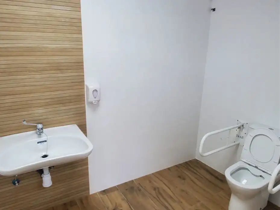 Baño de Local de alquiler en Alhendín con Aire acondicionado, Calefacción y Terraza