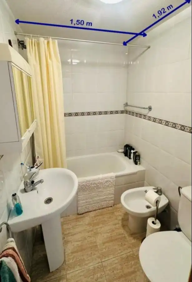 Bany de Apartament en venda en Torrevieja amb Moblat i Piscina comunitària