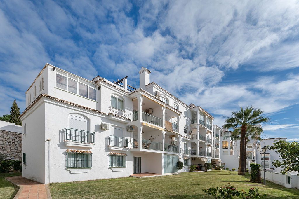 Vista exterior de Dúplex en venda en Mijas amb Calefacció, Terrassa i Piscina comunitària