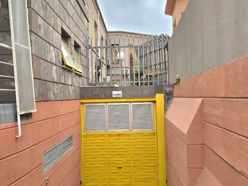 Außenansicht von Garage zum Verkauf in Centro