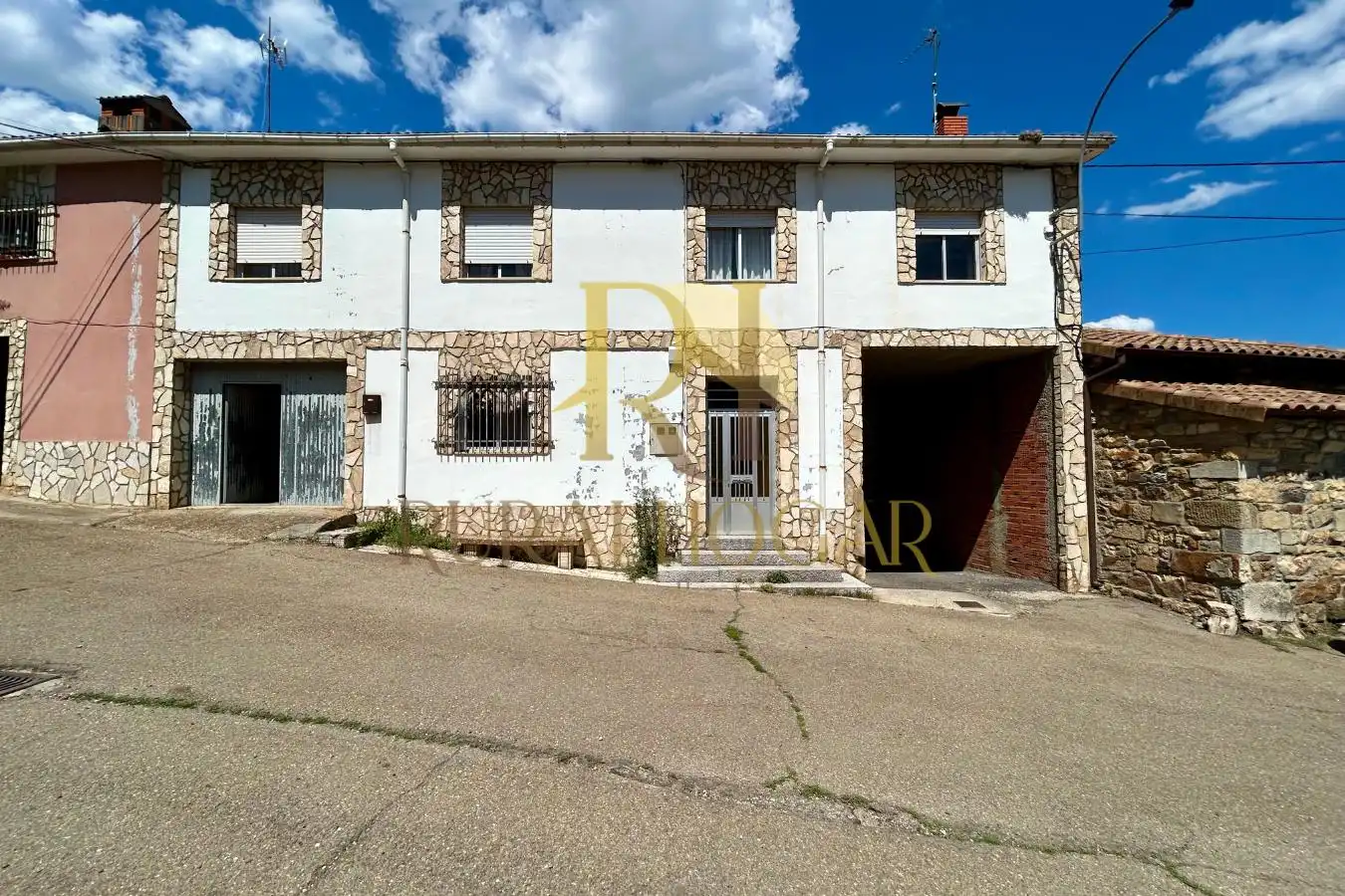 Vista exterior de Casa adosada en venda en Los Barrios de Luna  amb Calefacció i Moblat