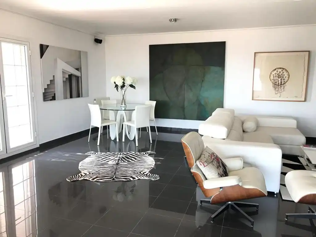 Sala d'estar de Casa o xalet en venda en Sant Boi de Llobregat amb Aire condicionat, Calefacció i Jardí privat