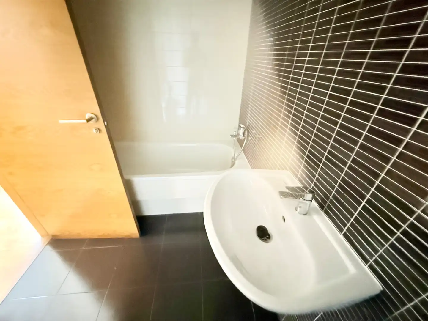 Badezimmer von Wohnung zum Verkauf in Baiona mit Parkett, Terrasse und Abstellraum