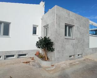 Vista exterior de Casa adosada en venda en Guardamar del Segura amb Aire condicionat, Jardí privat i Terrassa
