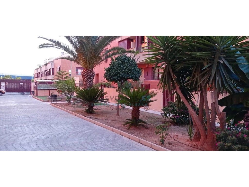 Vista exterior de Casa adosada en venta en Sagunto / Sagunt con Aire acondicionado, Jardín privado y Terraza