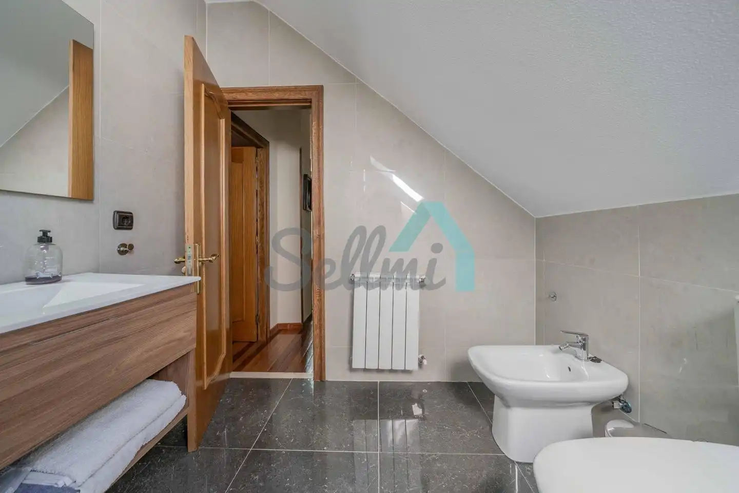 Bany de Casa o xalet en venda en Oviedo  amb Calefacció, Jardí privat i Parquet