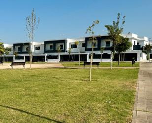 Vista exterior de Casa o xalet de lloguer en  Sevilla Capital amb Aire condicionat, Calefacció i Terrassa