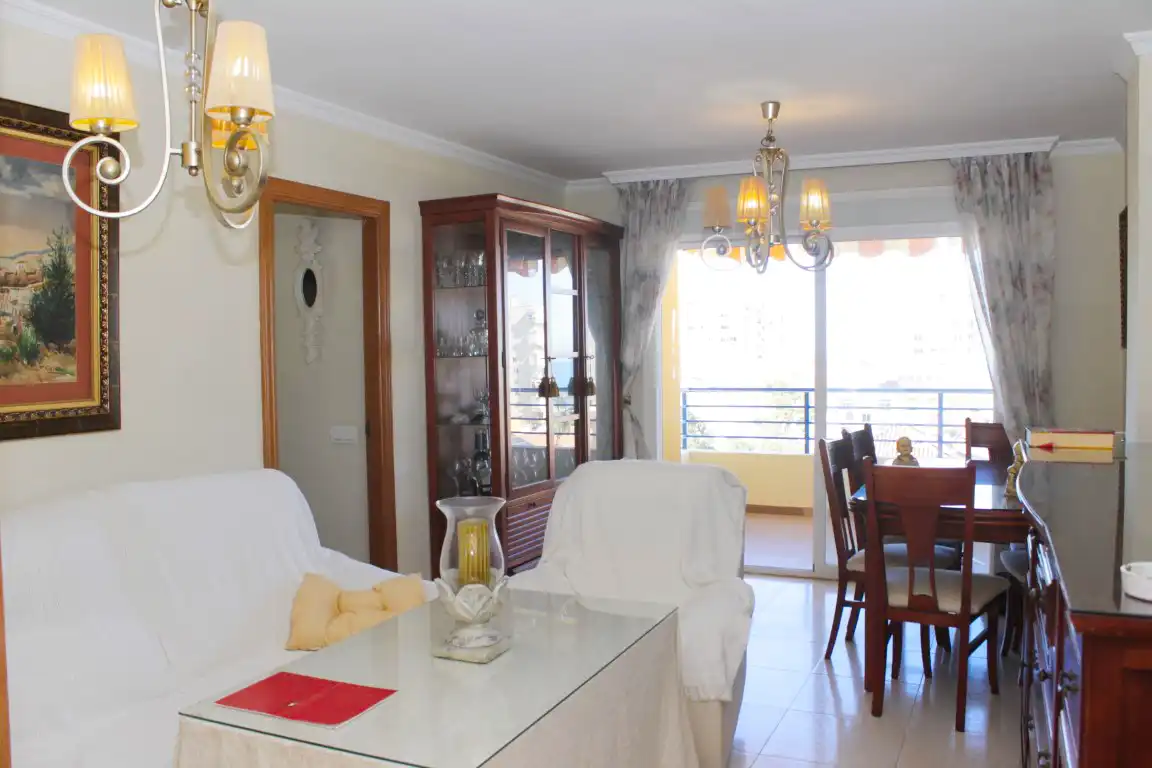 Comedor de Piso en venta en Vélez-Málaga con Terraza y Piscina comunitaria