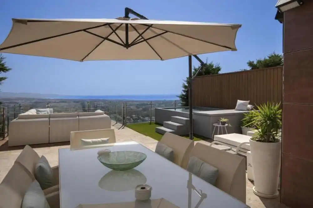 Terrasse von Einfamilien-Reihenhaus zur Miete in Benahavís mit Klimaanlage, Privatgarten und Terrasse