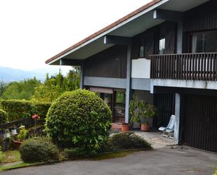 Vista exterior de Casa o xalet en venda en Laukiz amb Calefacció, Jardí privat i Parquet