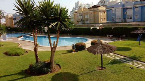 Precioso apartamento con gran terraza y vistas a la piscina a solo 200 metros del mar