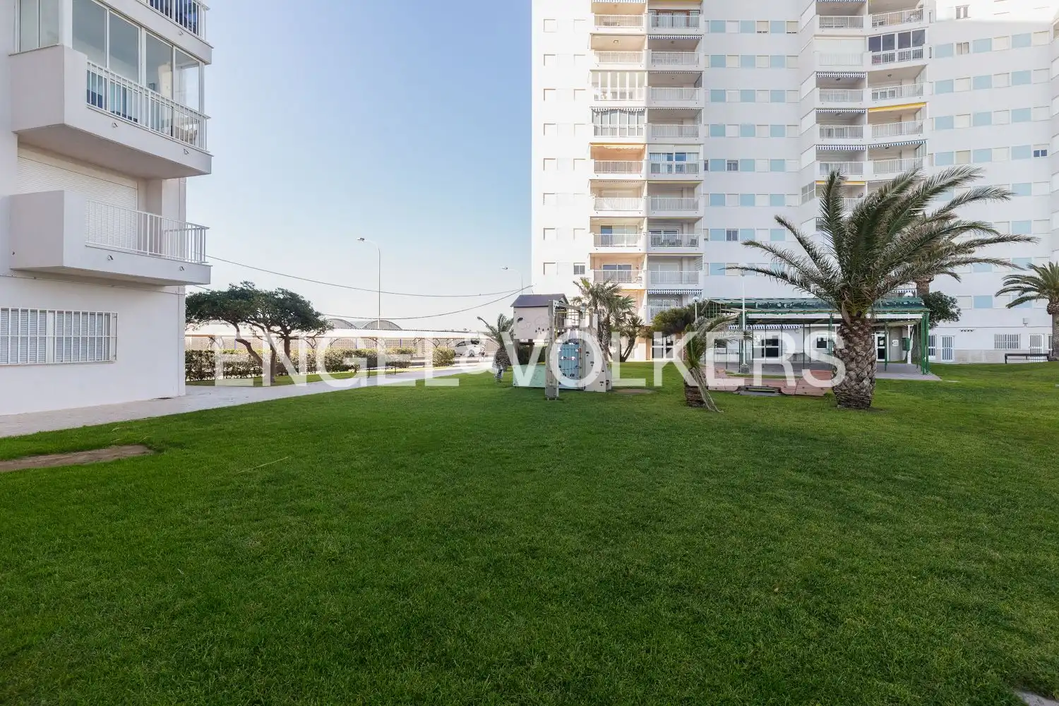 Vista exterior de Pis de lloguer en Valencia amb Calefacció, Terrassa i Piscina
