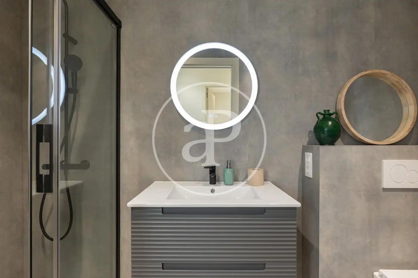 Badezimmer von Wohnung zum Verkauf in Barcelona mit Klimaanlage, Heizung und Privatgarten