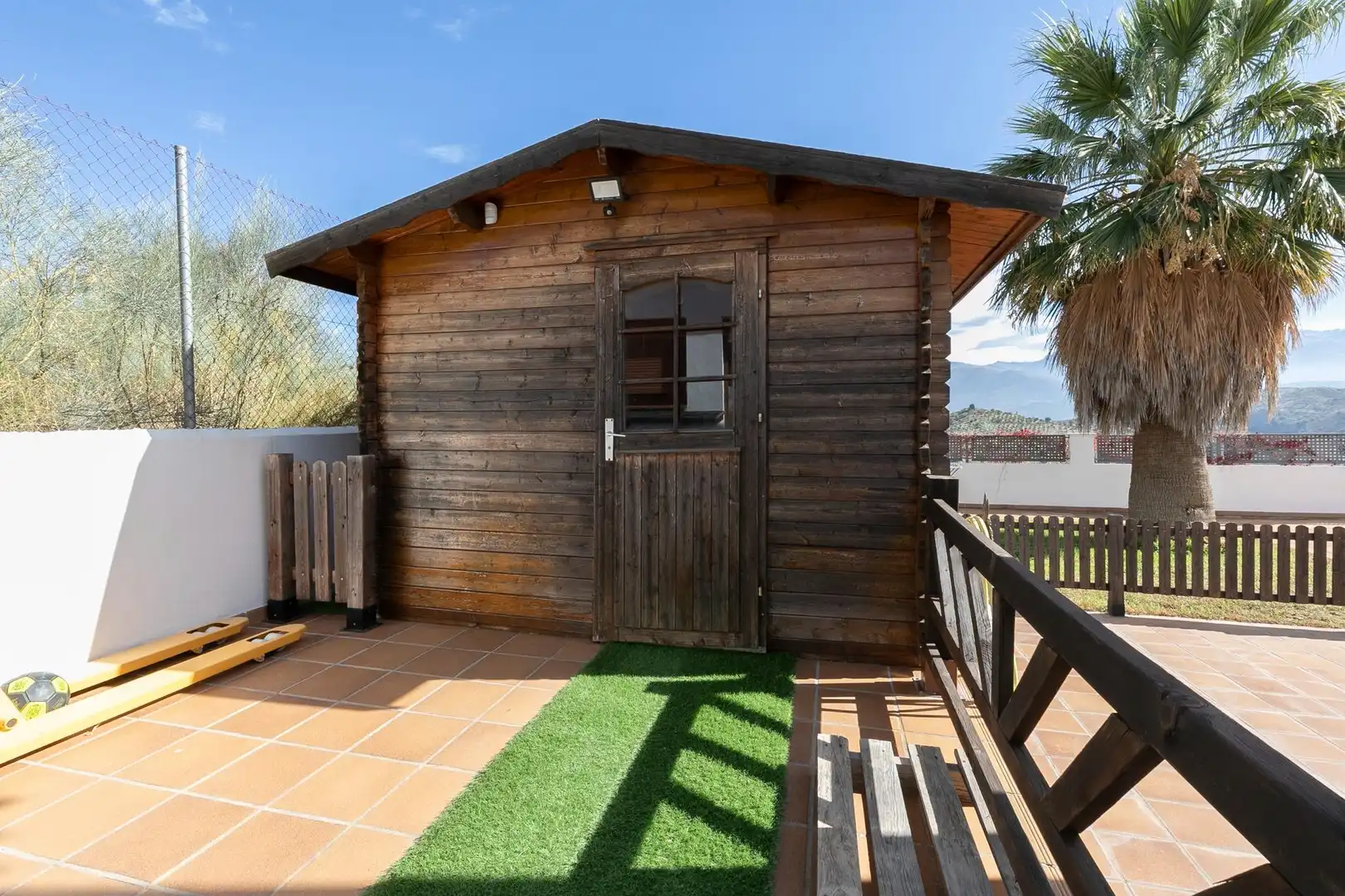 Vista exterior de Casa o xalet en venda en Huétor de Santillán amb Calefacció, Jardí privat i Piscina