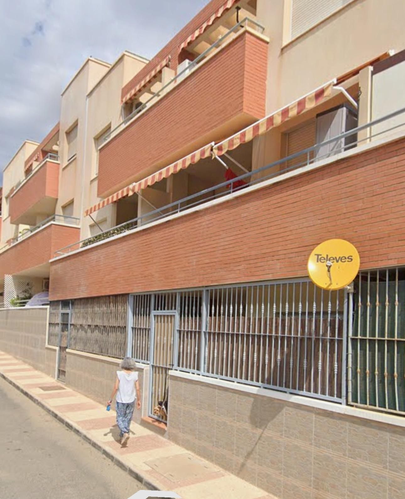 Vista exterior de Pis en venda en Roquetas de Mar amb Aire condicionat, Terrassa i Piscina comunitària