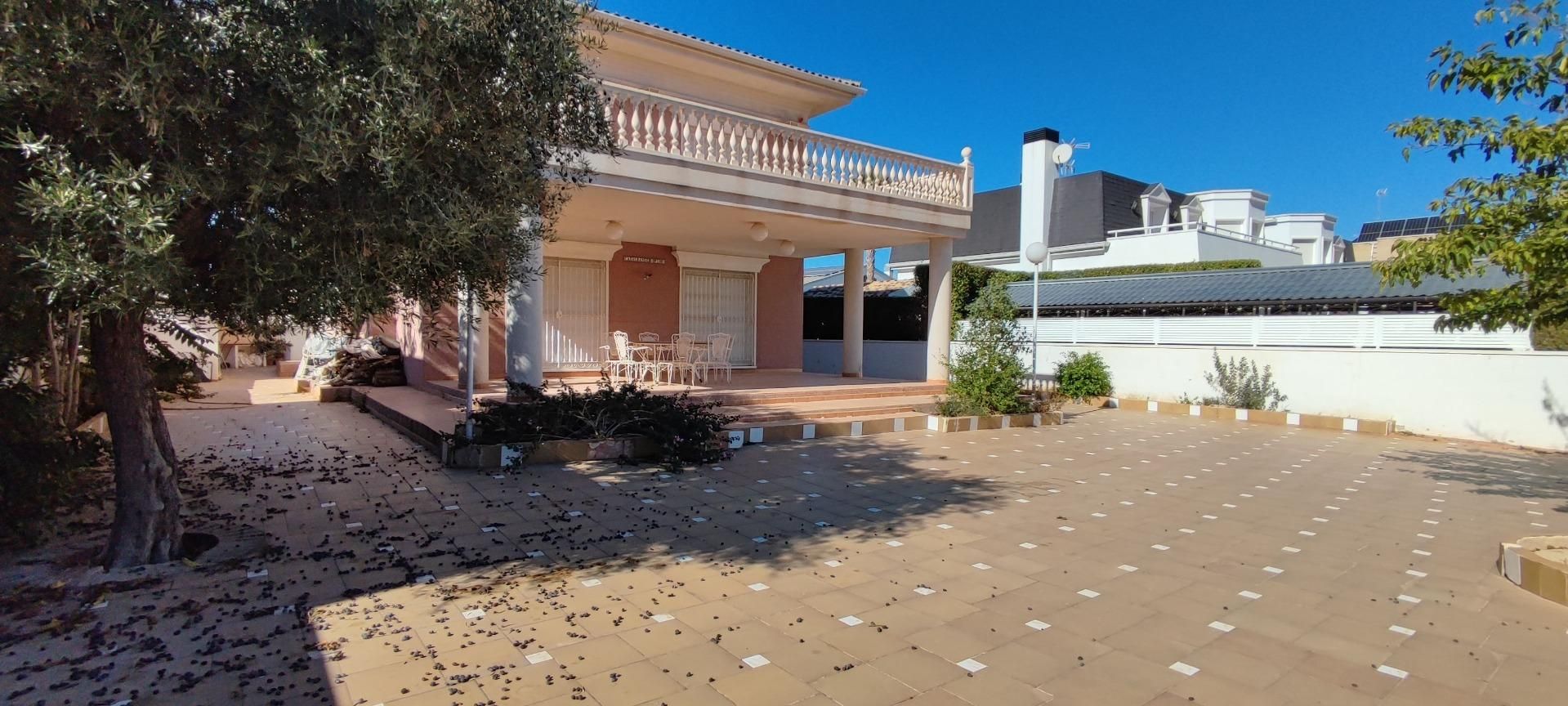 Vista exterior de Casa o xalet en venda en Elche / Elx amb Aire condicionat, Calefacció i Jardí privat