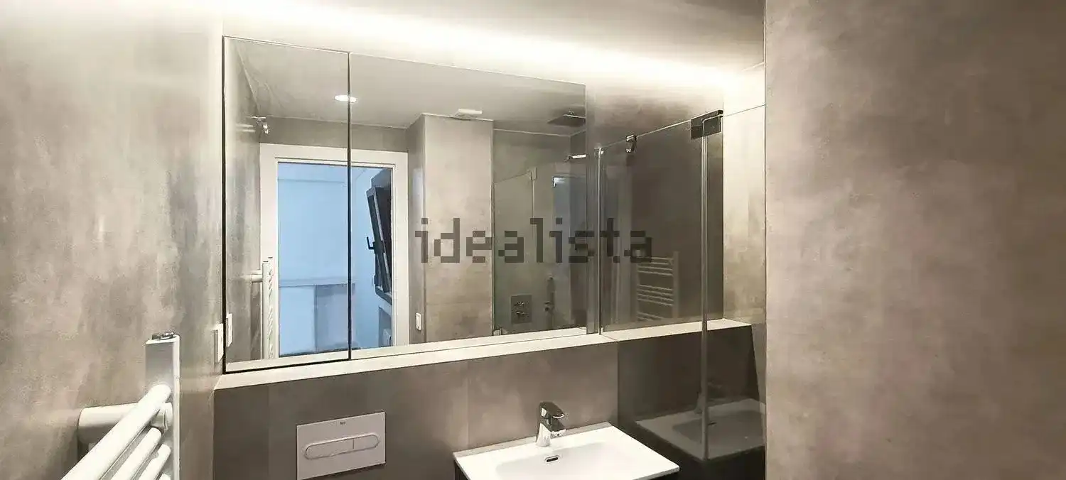 Bathroom of Flat for rent in Madrid  with Air Conditioner, Heating and Oven