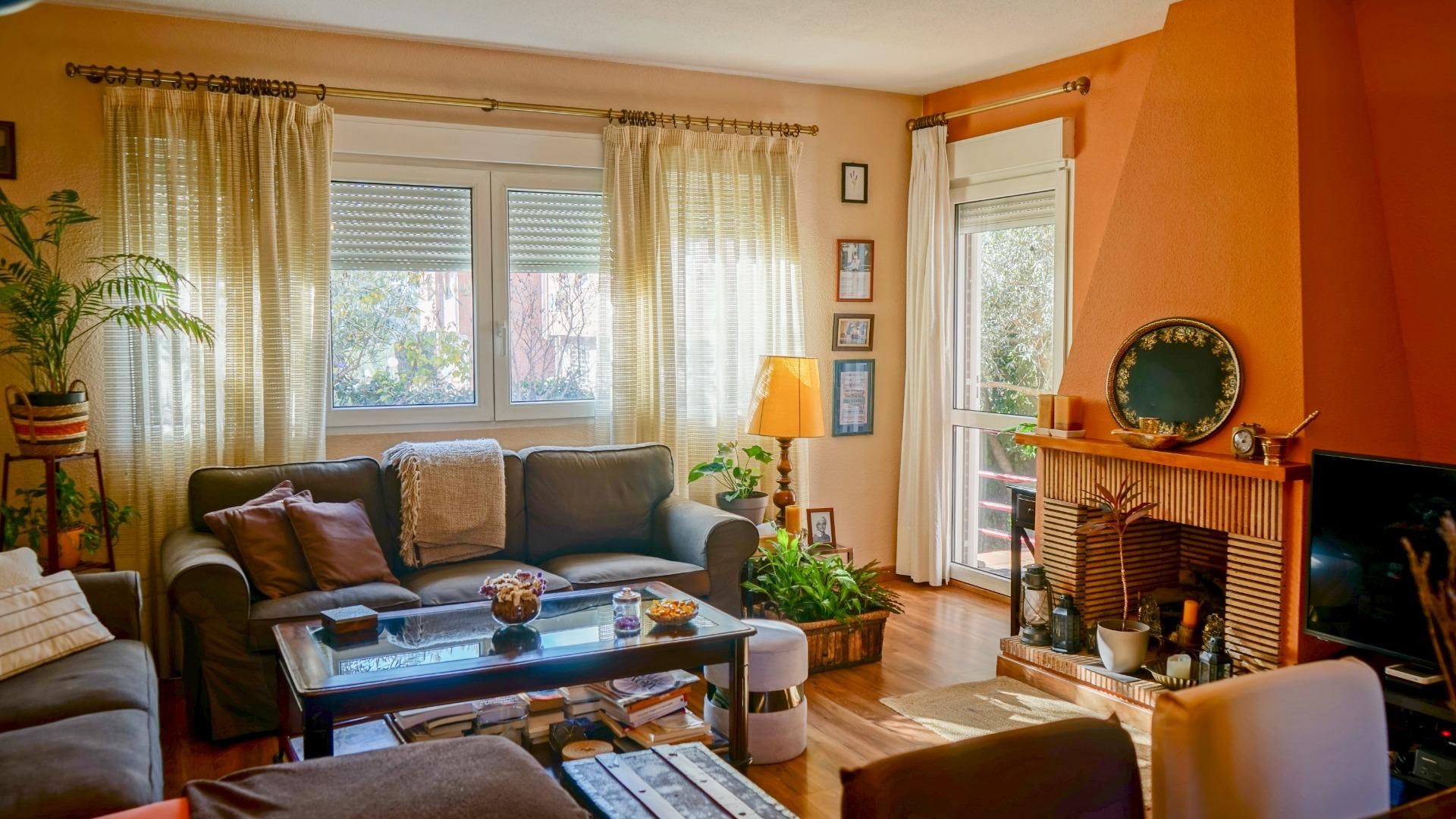 Sala d'estar de Casa adosada en venda en Torrelodones amb Calefacció, Jardí privat i Terrassa