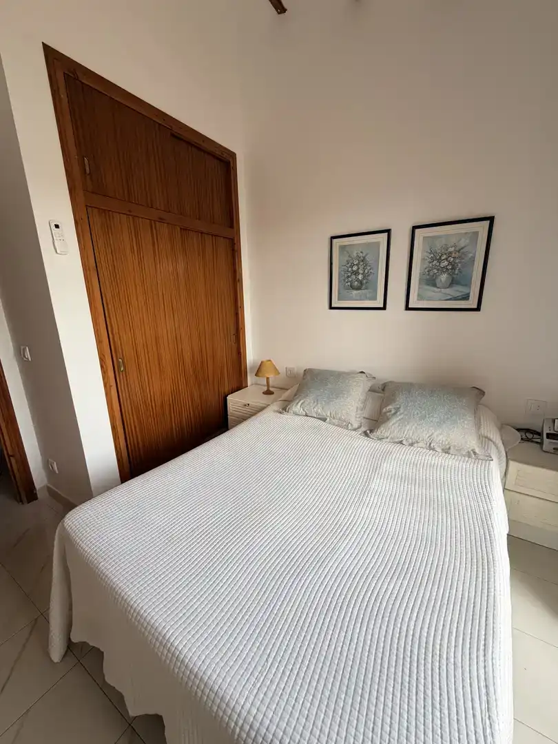 Dormitori de Casa adosada de lloguer en El Vendrell amb Jardí privat, Piscina i Moblat