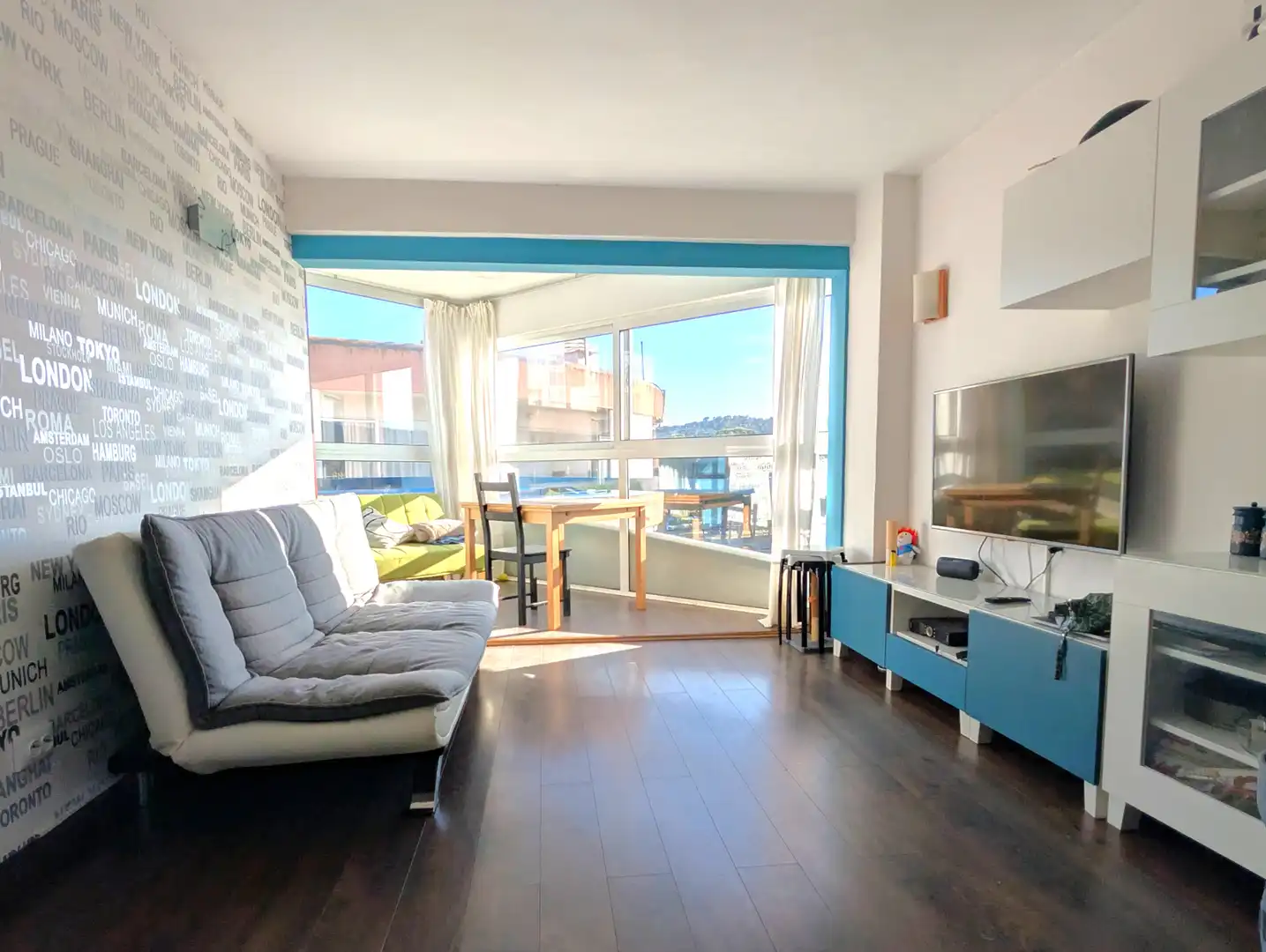 Sala de estar de Apartamento en venta en Castell d'Aro, Platja d'Aro i s'Agaró con Calefacción y Amueblado