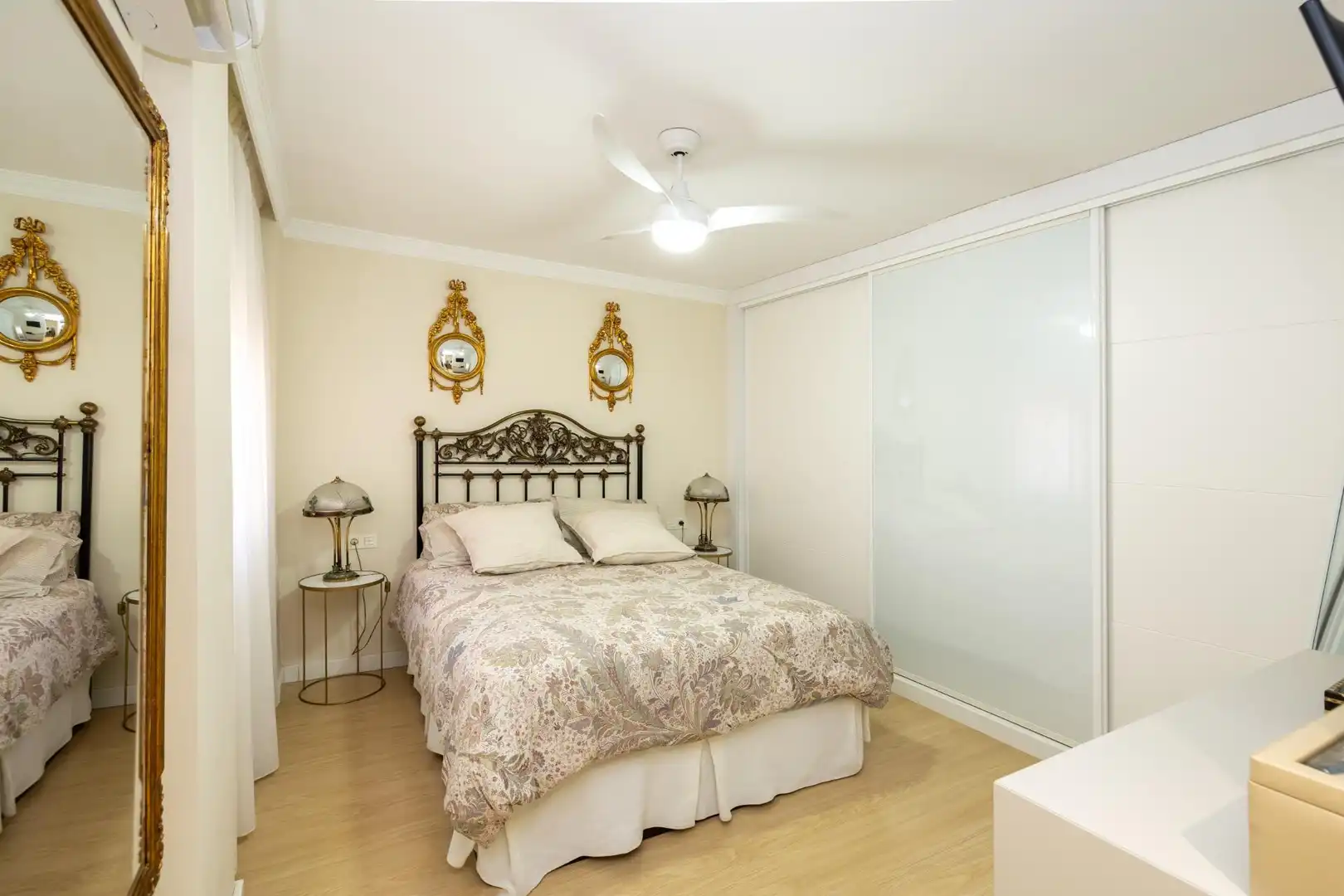 Schlafzimmer von Dachboden zum Verkauf in Granada mit Terrasse