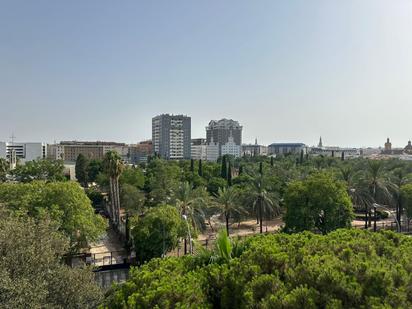 Vista exterior de Pis en venda en  Sevilla Capital amb Aire condicionat, Terrassa i Balcó