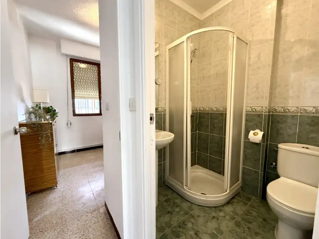 Badezimmer von Wohnung zum Verkauf in Benicasim / Benicàssim mit Waschmaschine und Balkon