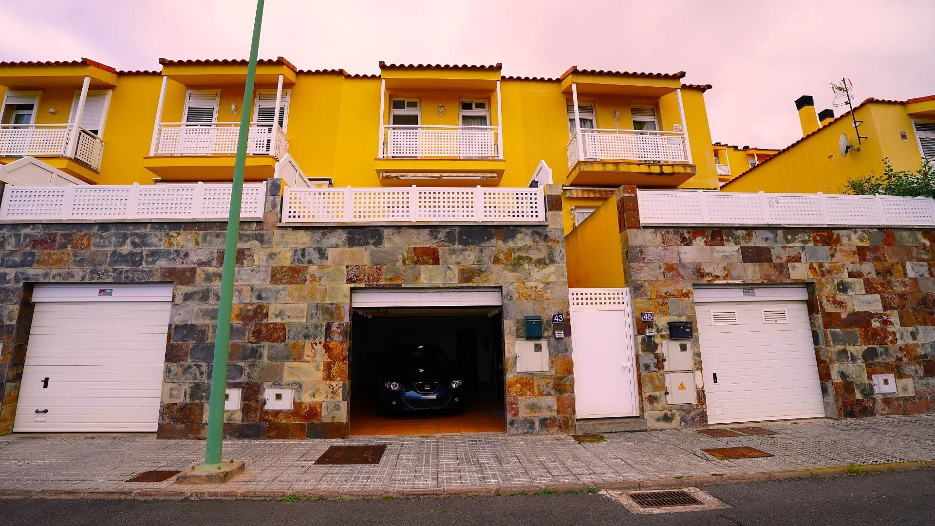 Vista exterior de Casa adosada en venda en Las Palmas de Gran Canaria amb Terrassa i Balcó