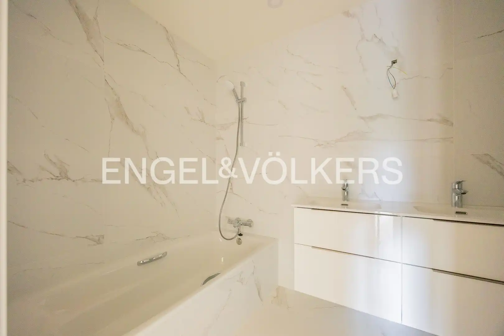 Bathroom of Flat for rent in Bilbao   with Heating and Balcony