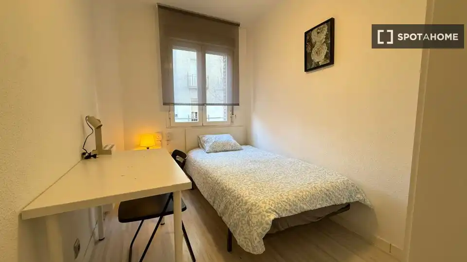 Bedroom of Flat for rent in Madrid  with Air Conditioner, Heating and Furnished