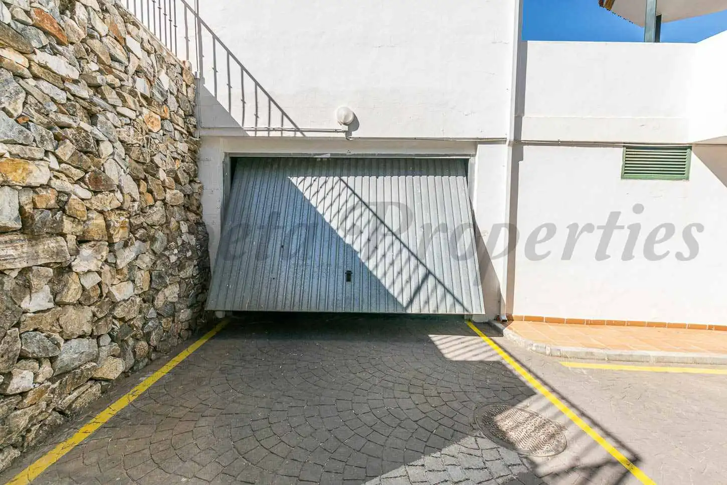 Parking of Flat for sale in Cómpeta  with Air Conditioner, Terrace and Furnished