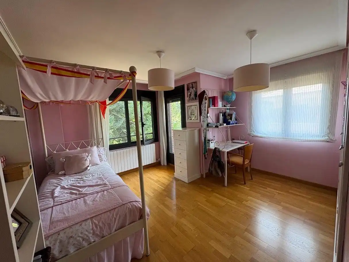 Schlafzimmer von Einfamilien-Reihenhaus zum Verkauf in Valladolid mit Klimaanlage, Heizung und Privatgarten