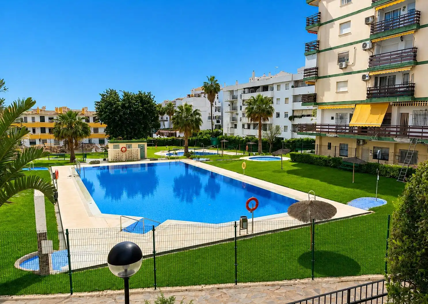 Piscina de Apartamento en venta en Benalmádena con Terraza, Amueblado y Piscina comunitaria