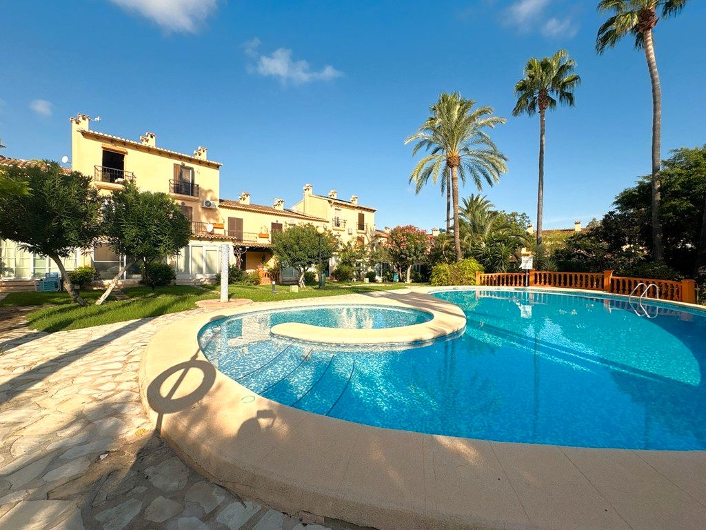 Piscina de Casa adosada en venda en Dénia amb Aire condicionat, Terrassa i Balcó