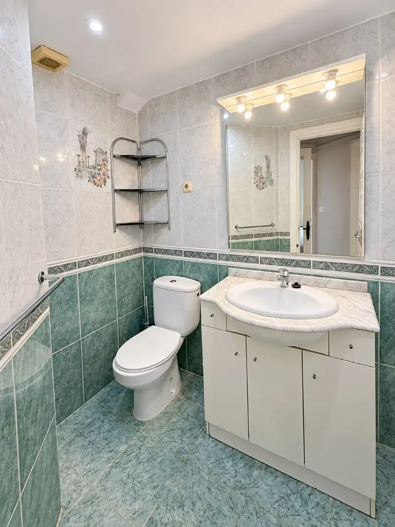 Bany de Apartament en venda en Torremolinos amb Aire condicionat, Terrassa i Moblat