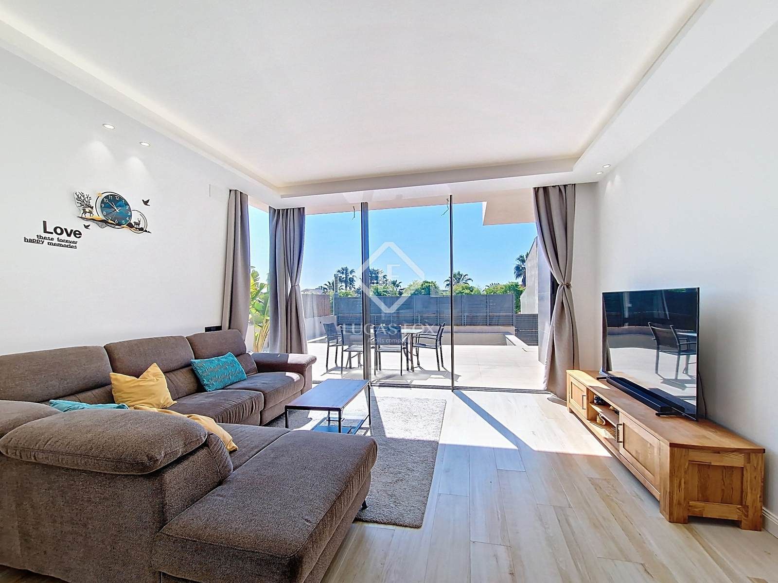 Living room of House or chalet for sale in Vilanova i la Geltrú  with Air Conditioner, Heating and Terrace