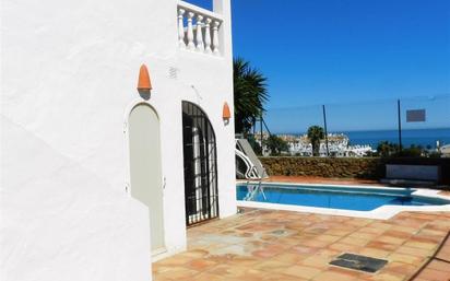 Vista exterior de Casa o xalet en venda en Manilva amb Aire condicionat, Terrassa i Piscina