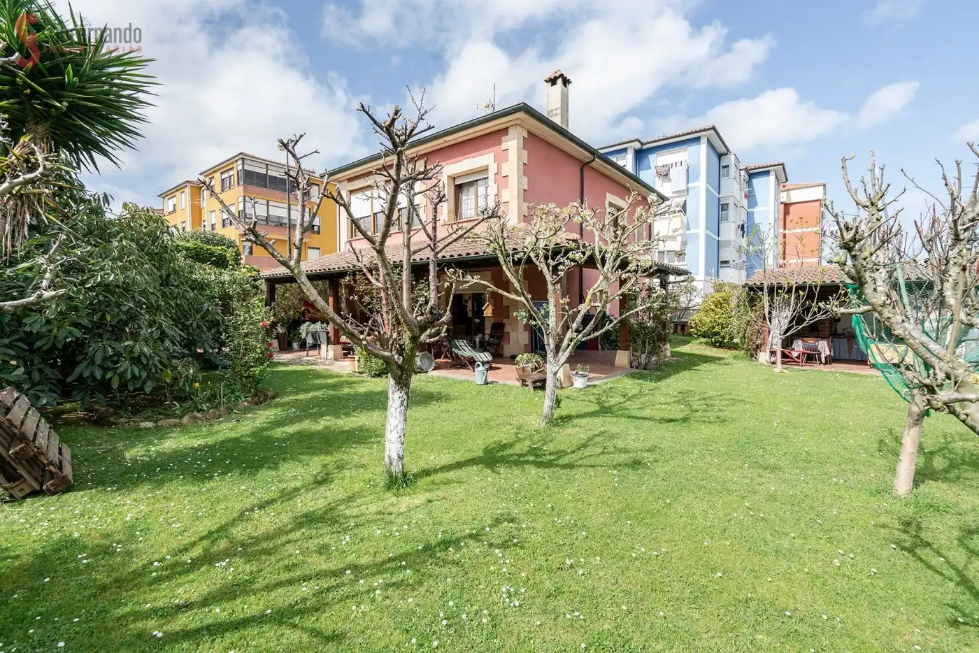 Jardí de Casa o xalet en venda en Torrelavega  amb Calefacció, Jardí privat i Parquet