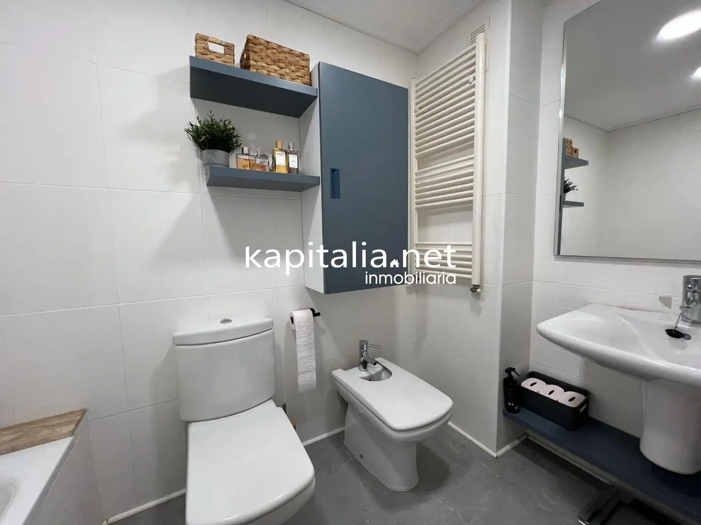 Bathroom of Flat for sale in Ontinyent  with Air Conditioner, Heating and Storage room