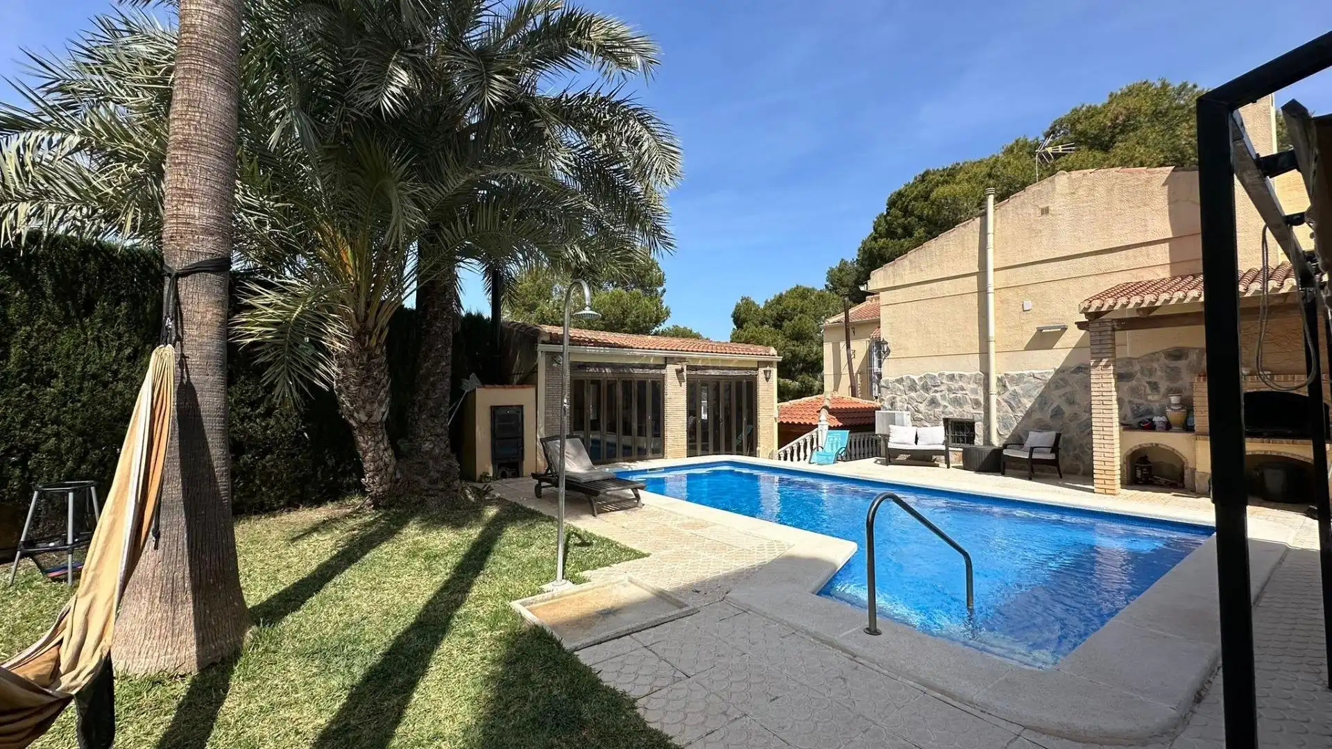 Vista exterior de Casa o chalet en venta en Torrevieja con Calefacción, Jardín privado y Piscina