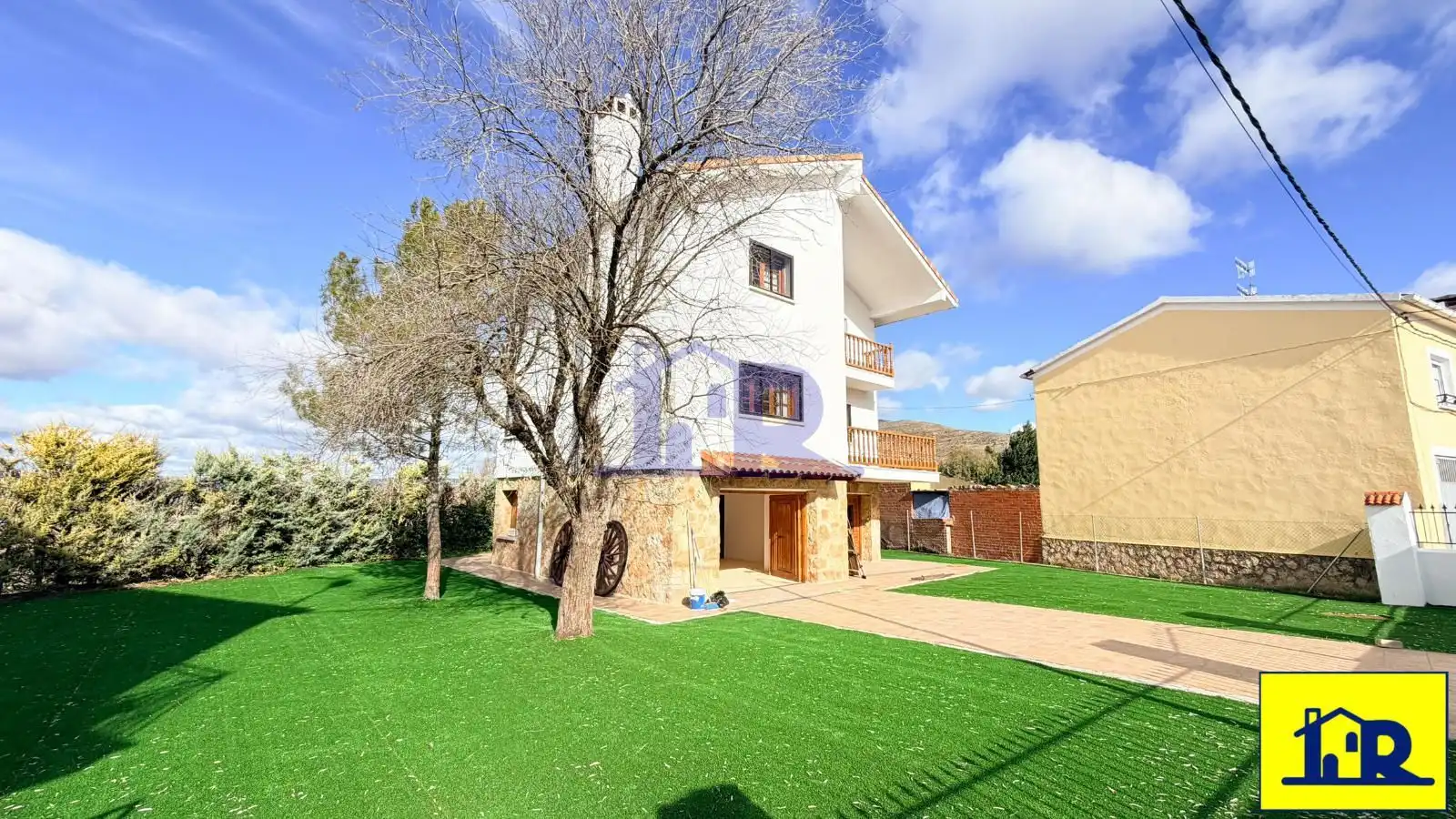 Außenansicht von Haus oder Chalet zum Verkauf in Fuentes mit Heizung, Terrasse und Abstellraum